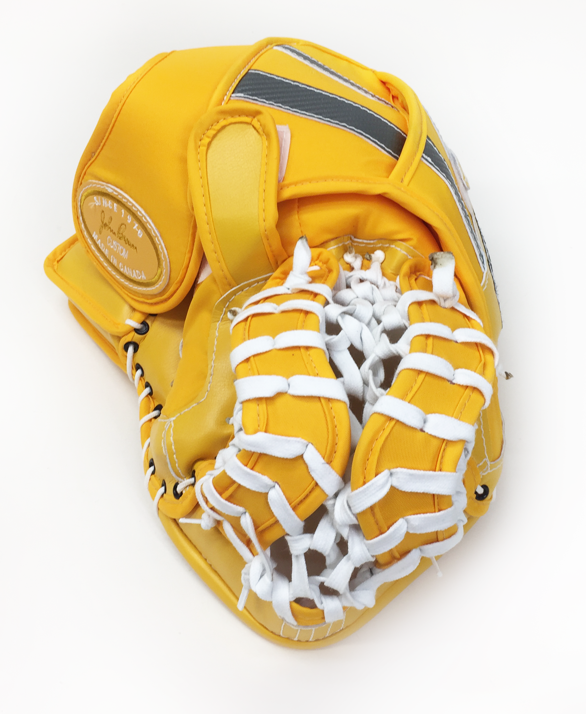 Rear pocket of 2500 catch glove in sport gold and stainless steel silver