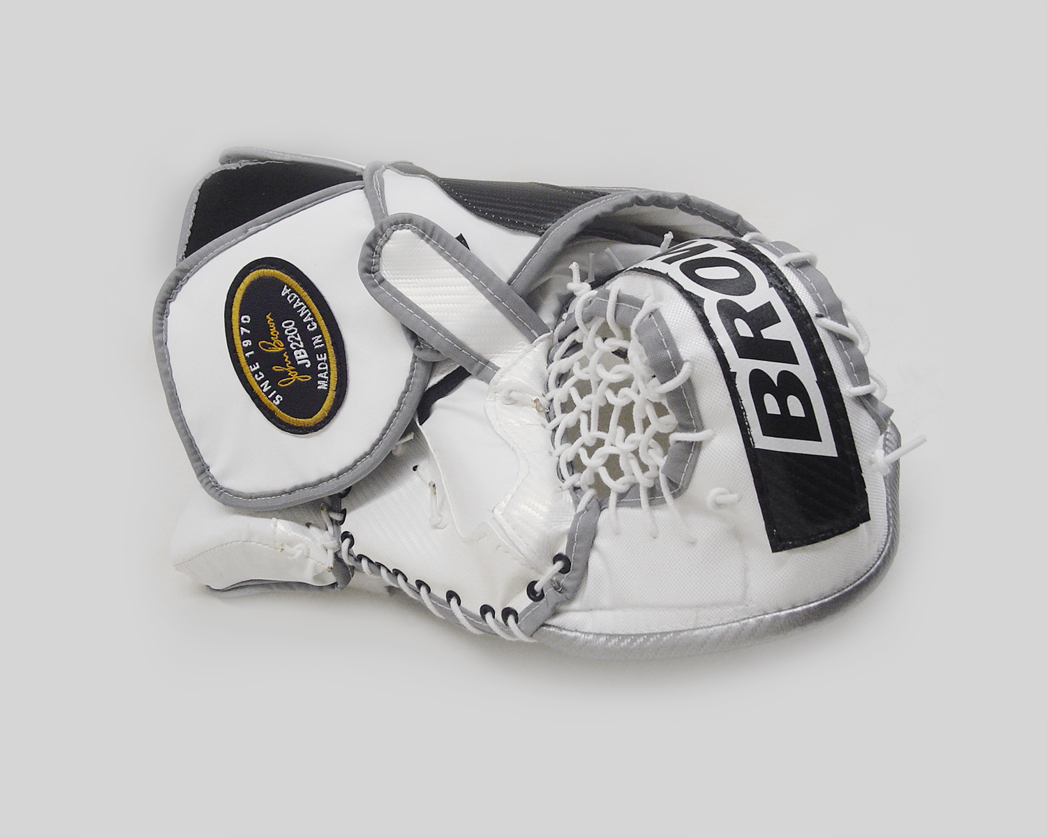 /img/equipment/catch-gloves/2200/variations/white-silver-black/thumb-back.png