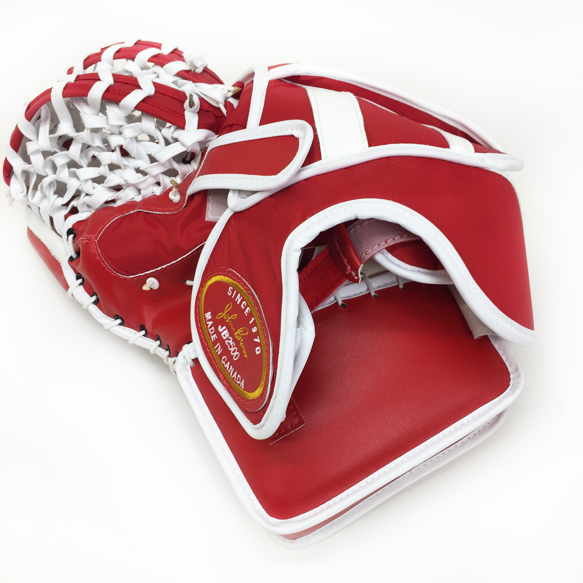 Rear wrist of 2500 catch glove in red and white